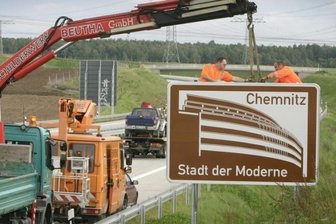 Stadt der Moderne: Auch OB Ludwig stellt Chemnitzer Slogan in Frage - Im Herbst 2007 ließ die Stadtverwaltung Hinweistafeln aufstellen, die seither für die Stadt der Moderne werben - wie hier an der A 72 zwischen Hartmannsdorf und Limbach-Oberfrohna-Ost.