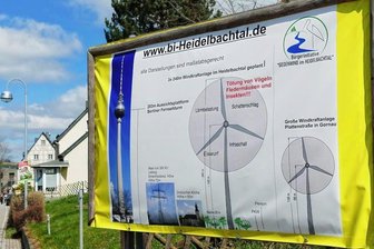 Stadt Ehrenfriedersdorf sagt deutlich Nein zu Windkraftanlagen im Heidelbachtal - Die Bürgerinitiative "Gegenwind im Heidelbachtal" aus Drebach wehrt sich unter anderem mit Plakaten wie diesem gegen die geplanten Windkraftanlagen im Heidelbachtal. Jetzt hat sich auch die Nachbarstadt Ehrenfriedersdorf klar gegen das Vorhaben positioniert. 