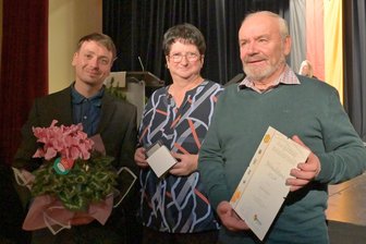 Stadt Eibenstock vergibt Ehrungen und Stadtpreise - Einen der Wirtschaftspreise haben Dieter und Carmen Hartig und ihr Sohn Sebastian Hartig (l.) verliehen bekommen.