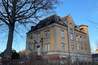 Stadt Eibenstock will für 2 Millionen Euro denkmalgeschütztes Gebäude sanieren - Das Gebäude Schulgässchen 2 kennen viele Eibenstocker als ehemaliges Ambulatorium. Die Stadt hatte es erworben. Der Plan, es an Investoren zu übertragen, ist aber nicht aufgegangen.