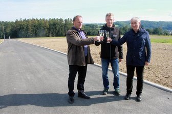 Stadt Elsterberg bietet Häuslebauern jetzt voll erschlossene Baugrundstücke an - Das jetzt komplett erschlossene Wohnbaugebiet an der Hohndorfer Straße gibt ihnen Grund zum gemeinsamen Anstoßen: Vogtlandkreis-Baudezernent Lars Beck, Thomas Freundel, Geschäftsführer des Erschließungsträgers UTR Schönbrunn, und Elsterbergs Bürgermeister Axel Markert (von links). 