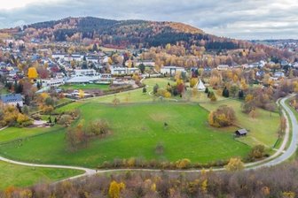 Stadt erhält Zuschlag für Landesgartenschau 2026 - Blick aus der Vogelperspektive auf den Kurpark von Bad Schlema. Der soll im Zentrum der Landesgartenschau im Jahr 2026 stehen. 