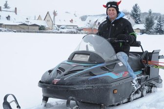 Stadt ermöglicht Skilanglauf rund um die Sachsenlandhalle - Thomas Sprunk zieht mit dem Schlitten eine Spur für die Skiläufer.