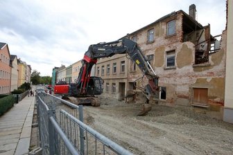 Stadt findet Käufer für Abrissgrundstück - Im Oktober 2020 begann ein Bagger mit den Vorbereitungen für den Abriss der Häuser Schützenstraße 10 und 12.