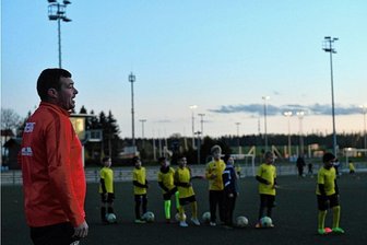 Stadt Freiberg dreht Flutlicht beim Nachwuchs-Training ab - Philipp Walther hat am Mittwoch die F-Jugend des BSC Freiberg in der Dämmerung auf dem Kunstrasenplatz am Platz der Einheit trainiert. Er und seine Schützlinge mussten ohne Flutlicht auskommen.