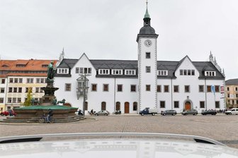 Stadt Freiberg gedenkt erstem frei gewählten Bürgermeister - Vor dem Rathaus wird am Sonnabend die Trauerbeflaggung angebracht.