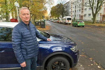 Stadt Freiberg nimmt zwei Straßen auf dem Wasserberg in Angriff - Karl-Heinz Pichlak wohnt seit 40 Jahren an der Maxim-Gorki-Straße. Der Freiberger wünscht sich, dass die Straße in einen ähnlich guten Zustand wie die Tschaikowskistraße versetzt wird.