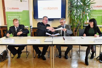 Stadt Freiberg will Sicherheit erhöhen - Der Beitritt der Stadt Freiberg zur Allianz Sichere Sächsische Kommunen ist am Montag von Andreas Felgner (von links nach rechts) als Leiter des Polizeireviers Freiberg, Oberbürgermeister Sven Krüger (parteilos), Sachsens Innenminister Armin Schuster (CDU) und Anja Herold-Beckmann vom Landespräventionsrat besiegelt worden.
