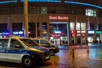 Stadt-Galerie nach Bombendrohung geräumt - Die Polizei riegelte die Stadt-Galerie ab.
