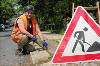 Stadt Geringswalde jetzt besenrein - Petra Vincenz von den Freien Wählern nimmt sich den verunkrauteten Fußweg an der Bahnhofstraße vor.