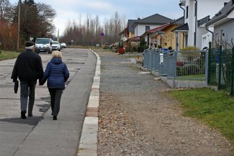 Stadt Glauchau richtet Parkplatz am Hintereingang des Friedhofs ein - Über die Dr.-Heinrich-von-Wolffersdorff-Straße ist ein provisorischer Parkplatz am Hintereingang des Glauchauer Friedhofs zu erreichen.