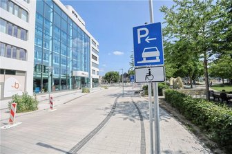 Stadt greift weiter durch: Abschleppfahrzeuge steuern regelmäßig Johannisplatz in Chemnitz an - Mitte April wurden zwei Stellplätze für behinderte Autofahrer auf dem Johannisplatz eingerichtet. Doch immer wieder kommt es vor, dass andere Verkehrsteilnehmer dort parken. Mit einem weiteren Schild will die Stadtverwaltung jedoch nicht auf diese sensible Zone hinweisen.