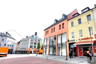 Stadt Hof kann Leerstandslücke schließen: Neue Pläne für frühere H&M-Filiale in der Altstadt - Prominente Lage: Das leerstehende Gebäude der früheren H&M-Filiale Altstadt 1 in Hof (rote Fassade) soll umgebaut werden.