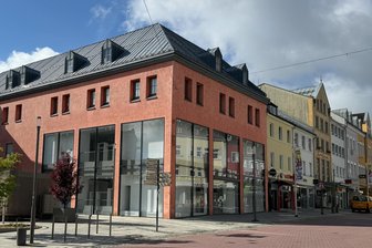 Stadt Hof rückt Leerstand zu Leibe: Nachmieter für ehemalige H&M-Filiale gefunden - Das Gebäude Altstadt 1 am Oberen Torplatz der Saalestadt Hof steht seit dem Umzug von H&M leer. 2025 zieht neues Leben ein.