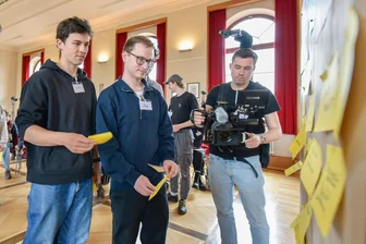 Stadt im Erzgebirge als Ideenschmiede: Visionen des Jahres 2068 im Zentrum von Debatte - Alexander Ihle (Mitte) vom Kollektiv Landwende bei einer Veranstaltung. Bald steigt in Thalheim eine Zukunftswerkstatt.