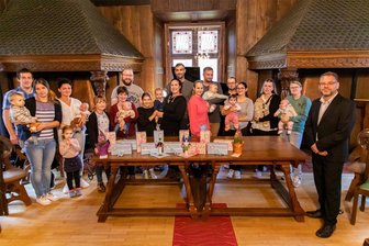 Stadt im Erzgebirge begrüßt ihre jüngsten Einwohner - Neugeborenenempfang im Schloss Schlettau.