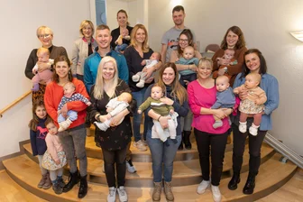 Stadt im Erzgebirge begrüßt ihre jüngsten Einwohner - Babyempfang in Ehrenfriedersdorf: Bürgermeisterin Silke Franzl (hinten links) mit den jüngsten Bewohnern und deren Eltern.