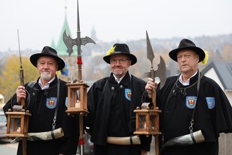 Stadt im Erzgebirge bekommt neuen Nachtwächter - Rainer Eckel (l.) und Dieter Frank (r.) haben den neuen Nachtwächter Joachim Reuter gut in ihrer Mitte aufgenommen.