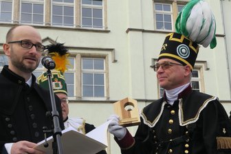 Stadt im Erzgebirge ehrt drei Helden des Alltags - Bürgerpreisträger Volker Kies (r.) – hier mit Thums Bürgermeister Thomas Mauersberger.
