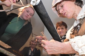 Stadt im Erzgebirge erinnert an besondere Persönlichkeit mit Ausstellung im Schatzhaus - Regine Unger aus Eibenstock ist zur Eröffnung der Sonderausstellung in die Rolle von Clara Angermann geschlüpft.