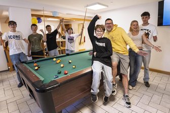Stadt im Erzgebirge eröffnet neuen Kinder- und Jugendtreff in ehemaligem Imbiss - Der neue Jugendtreff in Geyer ist eröffnet. Jugendreferent Frank Freyer (3. v. r.) leitet ihn.