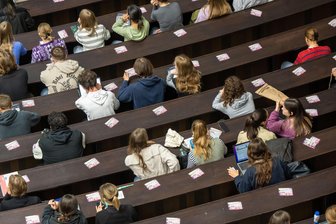 Stadt im Erzgebirge erstattet Studenten Semesterbeitrag - Studenten können in Oelsnitz unter gewissen Bedingungen Geld von der Stadt erhalten. Diese Regelung hat der Stadtrat jetzt verlängert.