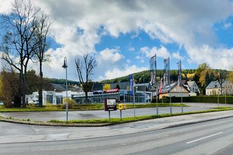 Stadt im Erzgebirge erteilt weiterem Lebensmittelmarkt eine Absage - Auf diesem Gelände an der B 101 in Lauter könnte bald ein weiterer Einkaufsmarkt entstehen.