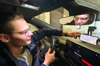 Stadt im Erzgebirge fahndet mit künstlicher Intelligenz nach Straßenschäden - Thalheims Bauhofchef Felix Hübner startet die App mit einem speziellen Smartphone, um wieder auf Schlagloch-Jagd zu gehen.