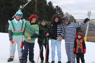 Stadt im Erzgebirge feiert Skifasching mit Lederhose, Limbo und Lockenmähne - Kostümierte Gestalten trafen sich auch an der mittleren Bergstation des Lößnitzer Lifts – mit Blick auf die Stadt.