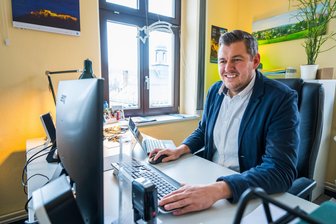 Stadt im Erzgebirge gilt als reich – und kämpft dennoch gegen rote Zahlen - Kämmerer Patrick Weikert ist die Freude an der Arbeit nicht vergangen. Doch der Haushalt für die kommenden beiden Jahre bereitet nicht nur ihm Kopfzerbrechen – und dürfte erst im ersten Quartal 2025 stehen.
