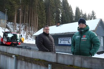 Stadt im Erzgebirge hat jetzt ein Nachwuchszentrum „Sven Hannawald“ - Olaf Beyer (l.) und Steffen Bias stehen vorm neuen Nachwuchszentrum „Sven Hannawald“.