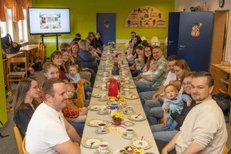 Stadt im Erzgebirge heißt kleine Neuankömmlinge willkommen - Große Frühstückstafel zur Babybegrüßung in Thum. Im Jahr 2025 wurden 22 Kinder geboren.