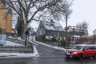 Stadt im Erzgebirge investiert in Straßenbau und Straßenbäume - Dieser Seitenarm der Straße der Freundschaft an der Jahnsbacher Kirche wird saniert.