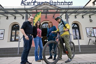 Stadt im Erzgebirge ist Sachsens fahrradfreundlichster Ort – Doch es gibt ein grundsätzliches Problem - Konrad Krause (ADFC Sachsen), Nora Preuß (Stadt Stollberg) die Landtagsabgeordnete Katja Meier und Radfahrer Andreas Kramer vor der Diskussionsrunde im Kulturbahnhof.