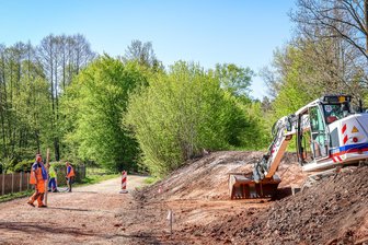 Stadt im Erzgebirge rüstet für Familien auf: Ein Radweg und zwei neue Spielplätze - Am Kohlebahnradweg in Oelsnitz (Foto) wird gearbeitet - auch in Lugau sind an der ehemaligen Bahntrasse große Veränderungen sichtbar.