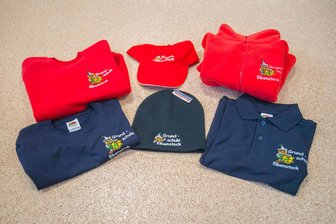 Stadt im Erzgebirge schafft Pflicht zur einheitlichen Schulkleidung ab: Das ist der Grund - In der Grundschule Eibenstock gab es bislang für jedes Kind eine einheitliche Schulkleidung. Die wurde nun abgeschafft.