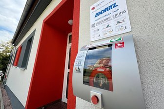Stadt im Erzgebirge setzt auf Defibrillatoren als Lebensretter – die aber werden immer wieder gestohlen - Am Eingang der Johanniter-Geschäftsstelle auf dem Zeller Berg in Aue hängt seit neustem ein Defibrillator, der Leben retten kann.