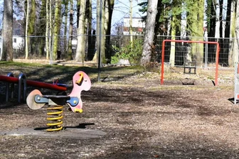 Stadt im Erzgebirge sucht nach dreisten Spielplatz-Dieben - Von der Baustelle für den neuen Spielplatz am Pöhlberg sind Geräte und Bauteile gestohlen worden. Hier die Babyschaukel und der Wippendämpfer vor Baubeginn.