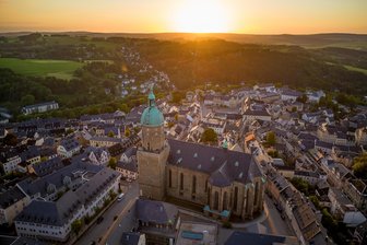 Stadt im Erzgebirge sucht Vorschläge für Seniorenpreis 2025 - In Annaberg-Buchholz soll die Arbeit besonders engagierter Persönlichkeiten ab 60 Jahren gewürdigt werden.