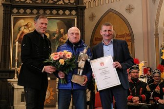 Stadt im Erzgebirge vergibt Ehrenpreis an Wintersportler - Johanngeorgenstadt feiert mit Bergaufzug 370. Stadtgründungstag - Stephan Schott (Mitte) erhielt von Sachsens Landtagspräsident Matthias Rößler (links) und Bürgermeister André Oswald den Ehrenpreis.  Irmela Hennig