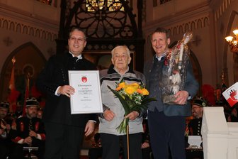 Stadt im Erzgebirge vergibt Ehrenpreis für einen „Handwerker des Miteinanders“ - Oswald Breuer (Mitte) erhielt am Sonnabend in Johanngeorgenstadt von Landrat Rico Anton (l.) und Bürgermeister André Oswald den lokalen Ehrenpreis, bestehend aus Urkunde und geschnitztem Bergmann.