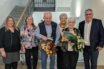 Stadt im Erzgebirge vergibt Seniorenpreis - Anke Hanzlik (Bürgermeisterin), Renate Dubslaff (Vorsitzende Seniorenbeirat), Bernd Schreiter (Preisträger), Ruth Kaulfuß (Laudatorin), Christa Petras (Preisträgerin) und Rolf Schmidt (Oberbürgermeister, v. l.).