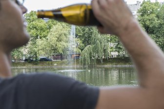 Stadt im Erzgebirge verhängt Alkoholverbot in Parkanlagen - Am Schutzteich in Annaberg-Buchholz gilt wieder Alkoholverbot.