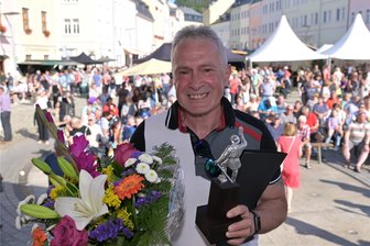 Stadt im Erzgebirge verleiht das „Silberne Herz“ an diese verdienten Bürger - Schnitzlehrer Friedhelm Pflugbeil ist mit dem „Silbernen Herz“ der Bergstadt Schneeberg ausgezeichnet worden.