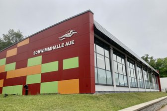 Stadt im Erzgebirge will Millionensumme in Schwimmhalle investieren - Die Schwimmhalle in Aue soll für einen Millionenbetrag modernisiert werden.