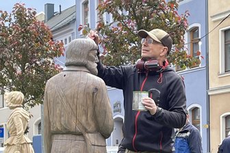 Stadt im Erzgebirge will Skulpturen aus Holzbildhauersymposium passenden Platz bieten - Detlef Jehn aus Alberoda und seine Figur zum Thema „Clara Angermann“.