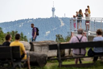 Stadt im Erzgebirge wird 2026 zum Wander-Mekka Europas - Besucher des Fichtelbergs genießen den Ausblick hinüber zum Keilberg. Beide Berge sind auch Ziele der Wanderfestwoche im September in Oberwiesenthal.