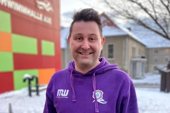 Stadt im Erzgebirge zeichnet verdiente Bürger aus: „Es hat mich echt umgehauen“ - Mit Herz und Seele im Ehrenamt aktiv: Philipp Epperlein ist Sportlicher Leiter und Trainer in der Abteilung Schwimmen des FC Erzgebirge Aue.