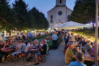 Stadt im Vogtland gestaltet Innenstadtplatz neu: So soll er aussehen - Der Mittlere Markt in Markneukirchen - hier zum Weinfest - wird umgestaltet.
