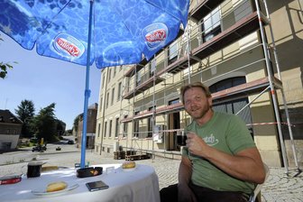 Stadt im Vogtland ringt mit ihrem Ratskeller: Fährt der Bürgermeister deswegen sogar nach Kiel? - 2016 herrschte Optimismus. Detlef Schiller wollte dem Netzschkauer Ratskeller neues Leben einhauchen. Vergeblich.